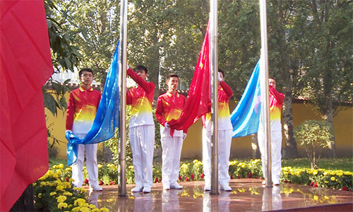 舉辦一次慶典大會(huì )，組織一次升旗儀式
